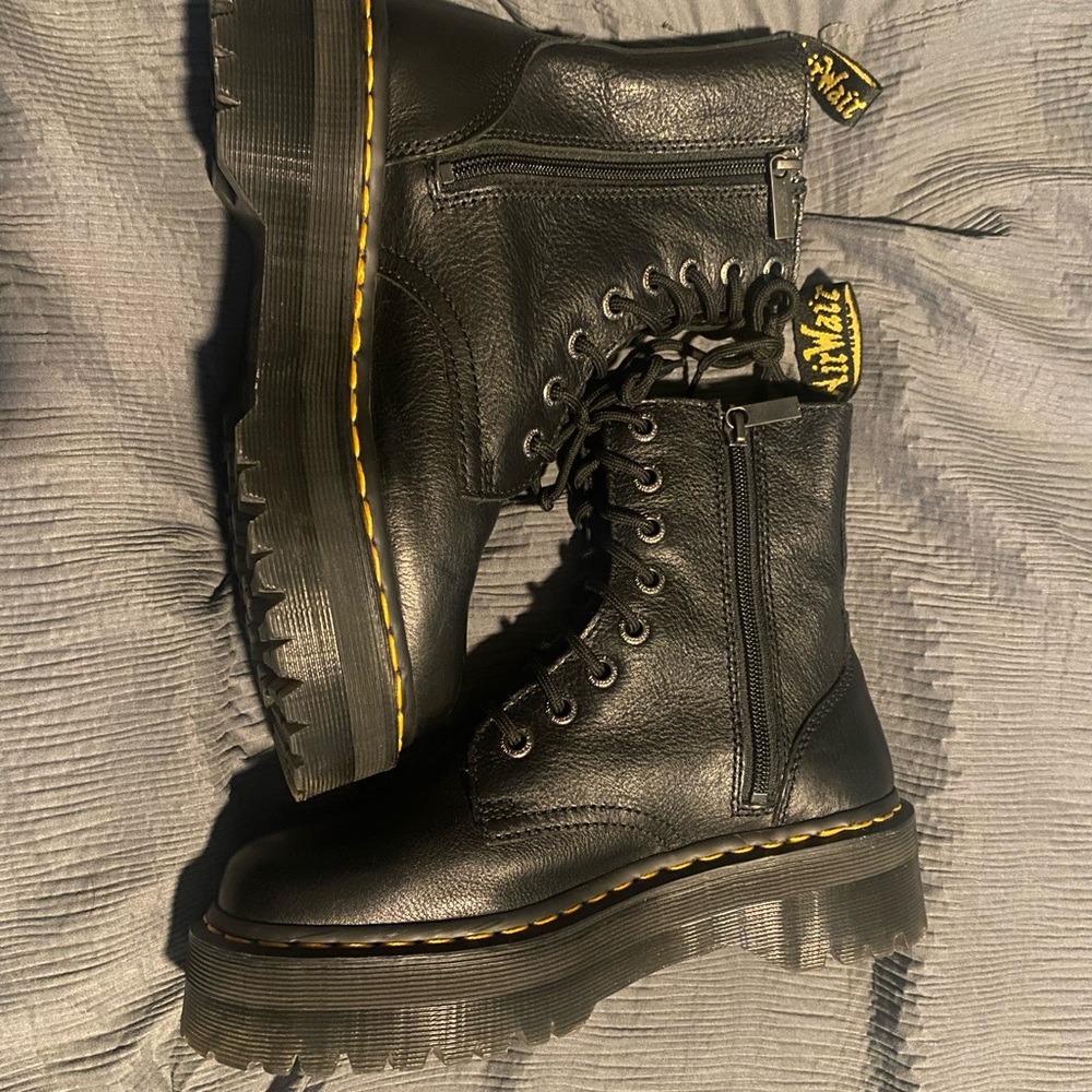 DR MARTENS BOOTS